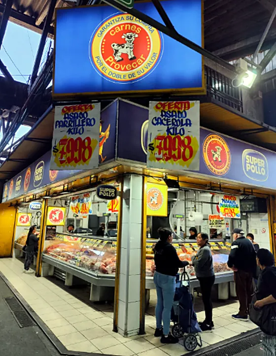 Carnicería y pollería con vitrinas refrigeradas y ofertas de asado en carteles