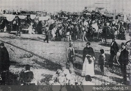 Fotografía aportada: comerciantes y compradores en un mercado junto al Mapocho