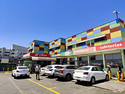 Estacionamiento de la Vega frente al edificio de colores de las cafeterías